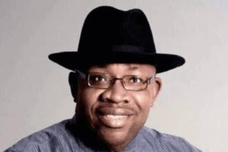 His Excellency, Sen. 𝗛𝗲𝗻𝗿𝘆 𝗦𝗲𝗿𝗶𝗮𝗸𝗲 𝗗𝗶𝗰𝗸𝘀𝗼𝗻 as he gave out financial support to over 750 Bayelsa students