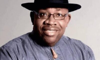 His Excellency, Sen. 𝗛𝗲𝗻𝗿𝘆 𝗦𝗲𝗿𝗶𝗮𝗸𝗲 𝗗𝗶𝗰𝗸𝘀𝗼𝗻 as he gave out financial support to over 750 Bayelsa students