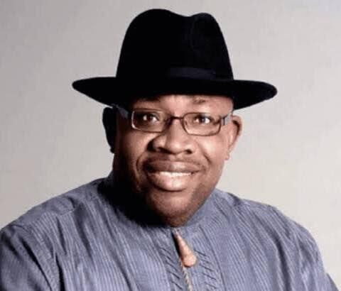 His Excellency, Sen. 𝗛𝗲𝗻𝗿𝘆 𝗦𝗲𝗿𝗶𝗮𝗸𝗲 𝗗𝗶𝗰𝗸𝘀𝗼𝗻 as he gave out financial support to over 750 Bayelsa students