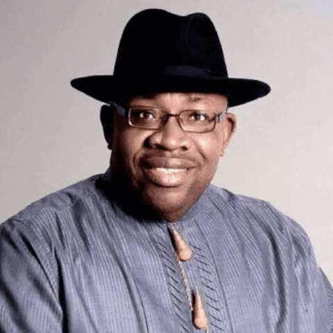 His Excellency, Sen. 𝗛𝗲𝗻𝗿𝘆 𝗦𝗲𝗿𝗶𝗮𝗸𝗲 𝗗𝗶𝗰𝗸𝘀𝗼𝗻 as he gave out financial support to over 750 Bayelsa students